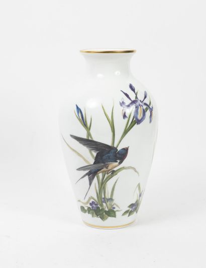 Edition FRANKLIN Vase fuselé en porcelaine blanche à décor polychrome imprimé d'hirondelles...