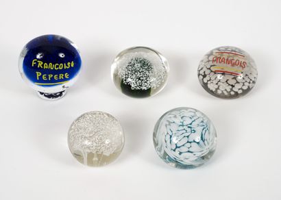 null Quatre boules presse-papiers en verre incolore à inclusions mouchetées blanc,...