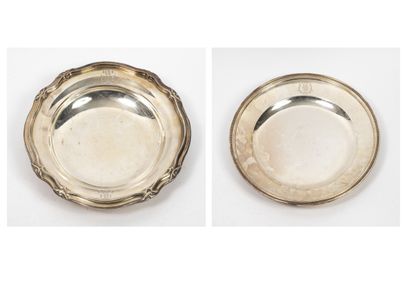 CHRISTOFLE Deux plats circulaires en métal argenté :

- un creux polylobé et mouluré...