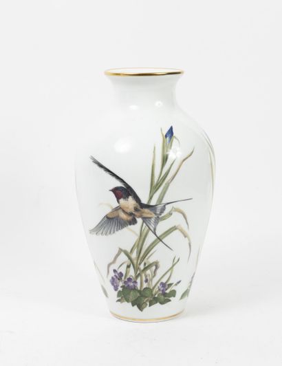 Edition FRANKLIN Vase fuselé en porcelaine blanche à décor polychrome imprimé d'hirondelles...