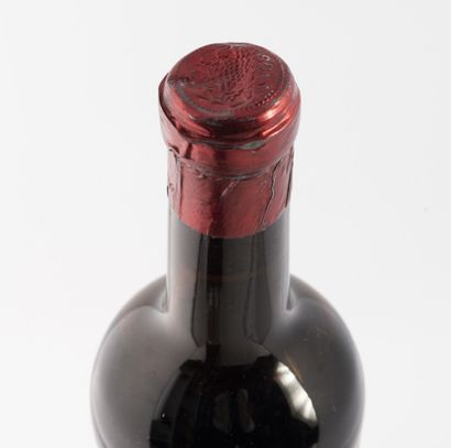 PETRUS 1 bouteille, 1959.

Pomerol.

Niveau mi-épaule ou basse épaule.

Taches et...