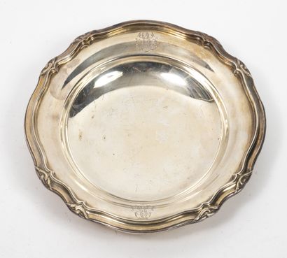 CHRISTOFLE Deux plats circulaires en métal argenté :

- un creux polylobé et mouluré...