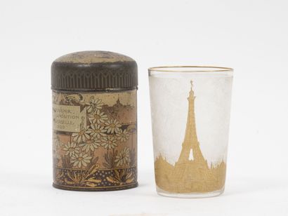 Souvenirs de l'exposition universelle de Paris 1900. Deux gobelets en verre incolore...