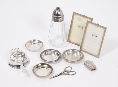 null Small lot of silver plated metal including: 

* CHRISTOFLE 

- Two butter dishes.

Diameter:...