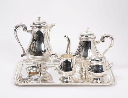 CHRISTOFLE Un service à thé et café en métal argenté, à panse godronnée et anses...