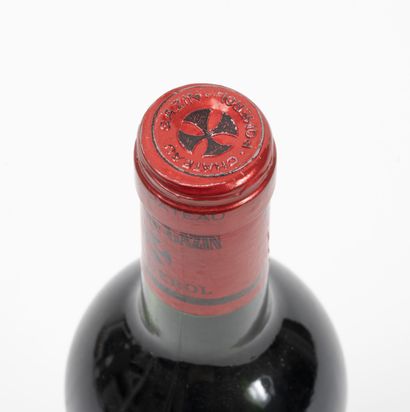 CHÂTEAU GAZIN 1 bouteille, 1989.

Pomerol.

Niveau haute épaule - goulot.

Petites...