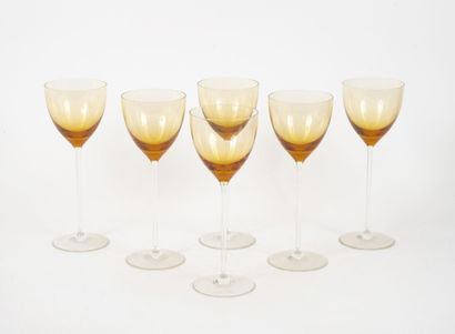 VILLEROY & BOCH Deux séries de verres à vin à haut pied :

- une en verre ambré et...