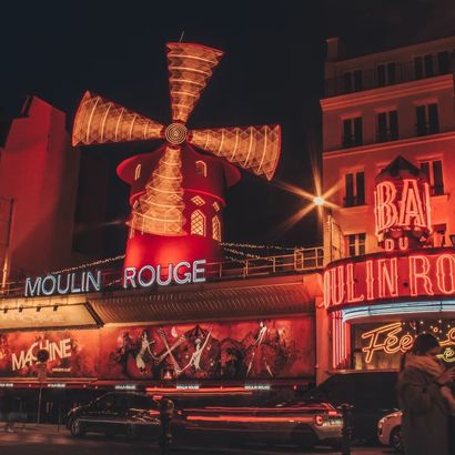 Soirée Dîner Spectacle au Moulin Rouge pour deux personnes : Lumière, musique, c’est...