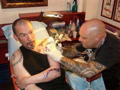 Un Tatouage réalisé par le célèbre tatoueur Tin-Tin sur Paris Le célèbre tatoueur...