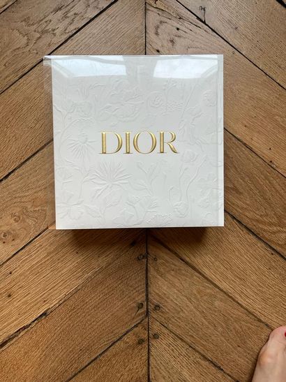 Coffret Dior "J'adore" : eau de parfum 50 ml, et lait pour le corps 75 ml The "J'adore"...