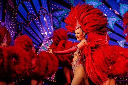 Soirée Dîner Spectacle au Moulin Rouge pour deux personnes : Lumière, musique, c’est...