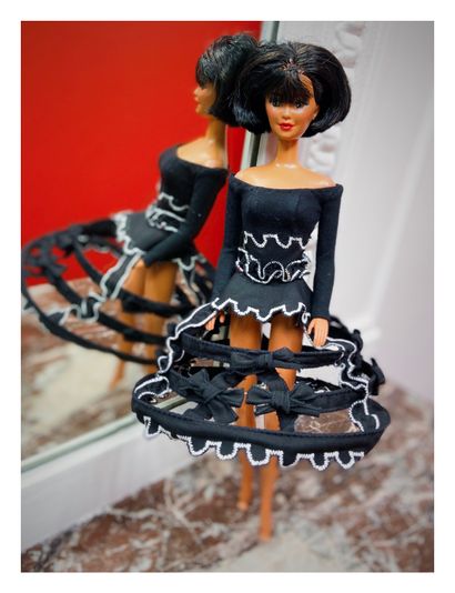 Poupée Barbie collector : pièce unique habillée pour le journal Marie-France par Madame Chantal THOMASS en 1993