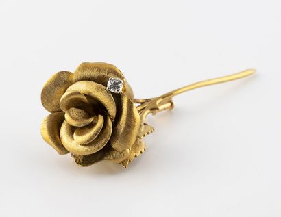 null Clip de revers en forme d'une rose en or jaune (750) amati rehaussée d'un diamant...