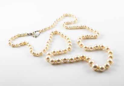 Necklace with a row of white cultured pearls...