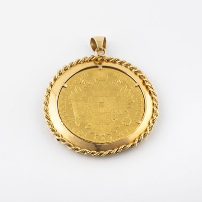 Yellow gold (750) pendant holding a coin...