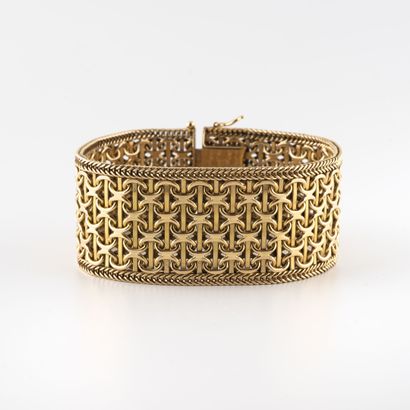 CAPLAIN SAINT ANDRE, Paris Bracelet ruban en or jaune (750) à motif de filets entrelacés...