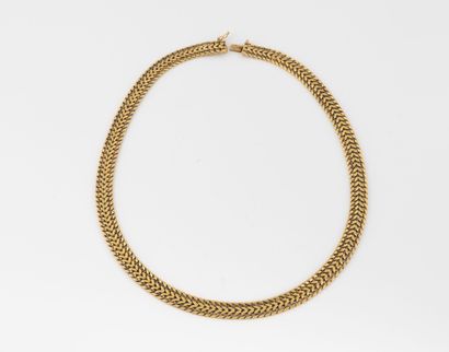 null Collier en or jaune (750) à double maille gourmette. 
Fermoir cliquet avec huit...