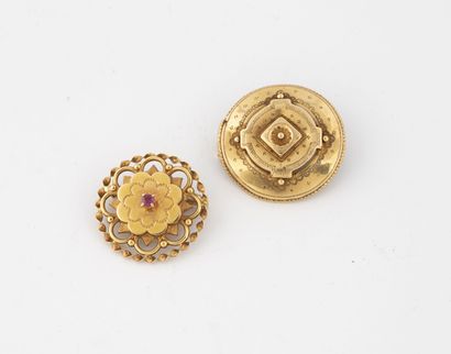 null Two round brooches in yellow gold (750) decorated with rosettes centered on...