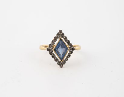 null Yellow and white gold (750) diamond-shaped ring set with a double faceted blue...
