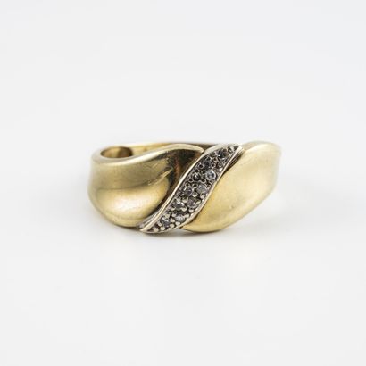 Yellow gold ring (585) set with a twisted...
