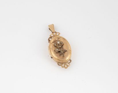 null Yellow gold (750) pendant decorated with a flower punctuated with small pearl...