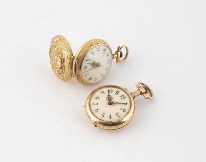 null Two small neck watches in yellow gold (750).
Back covers decorated with flowers...