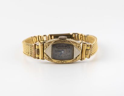 null Ladies' wristwatch. 
Yellow gold (750) barrel case, bezel chased with geometric...