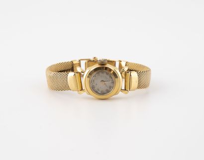 null Lady's wristwatch in yellow gold (750).
Round case. 
Dial with silvered background,...