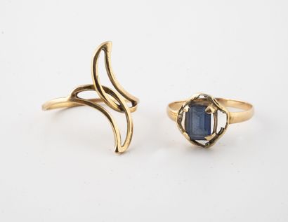 Lot including: 
- A yellow gold (750) ring...