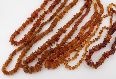 Lot of six necklaces in amber and copal palets.
Three...