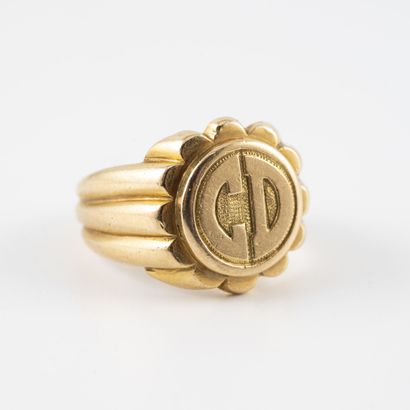 Yellow gold (750) signet ring with round...