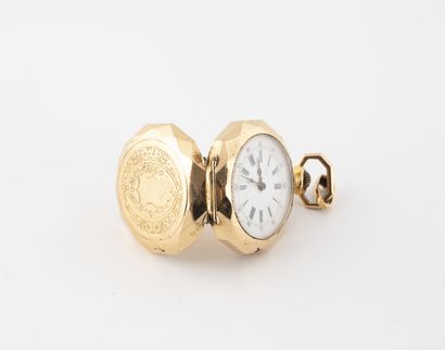 null Small pocket watch in yellow gold (750).
Front cover with a chased medallion...