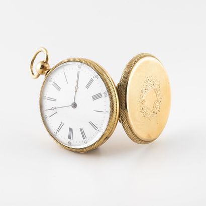 null Pocket watch in yellow gold (750).
Back cover centered with a medallion in a...