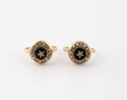 Two round rings in yellow gold (750) centered...