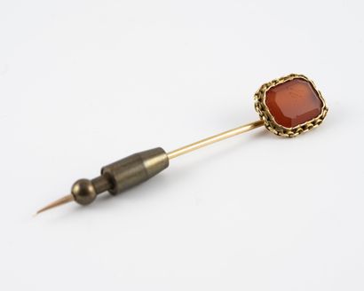 null Yellow gold (750) collar pin set with a rectangular orange carnelian plate in...