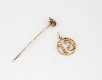 null Lot of two jewels in yellow gold (750), a round pendant figuring the number...