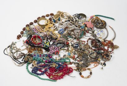 Strong batch of costume jewelry.
Some ac...