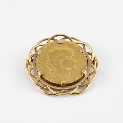 Round brooch in yellow gold (750) set with...