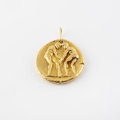 null Médaille en or jaune (750) à motif en bas-relief de deux lutteurs antiques....