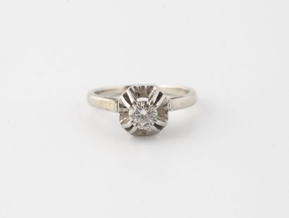 Solitaire ring in white gold (750) and platinum...