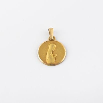 null Round religious medal in yellow gold (750) representing the Virgin.
Not engraved...
