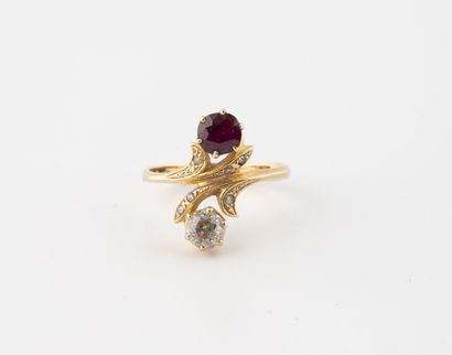 null Yellow gold (750) Toi et Moi ring set with a round faceted ruby and an old-cut...