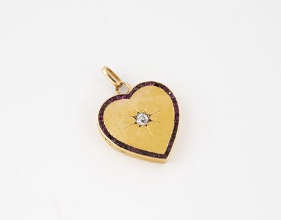 Yellow gold (750) heart-shaped photo pendant...