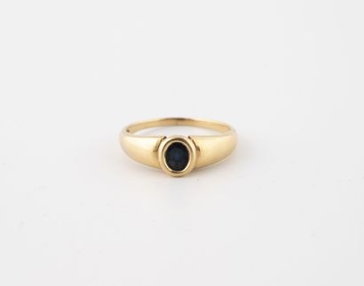 null Yellow gold (750) ring centered on an oval faceted sapphire in a closed setting.
Gross...