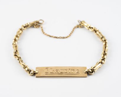 null Bracelet gourmette en or jaune (750) à maille fantaisie, la plaque gravée Claudine.
Chaîne...