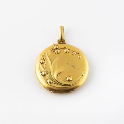 Yellow gold (750) round photo holder pendant...