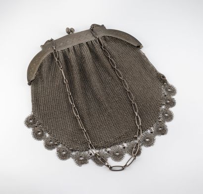 Silver mesh purse (min. 800).
Belted mount...