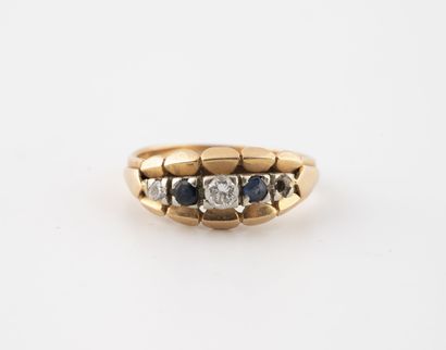 Yellow gold (750) ring set with a line of...