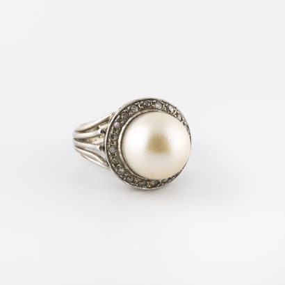 Ring in white gold (750) centered on a white...