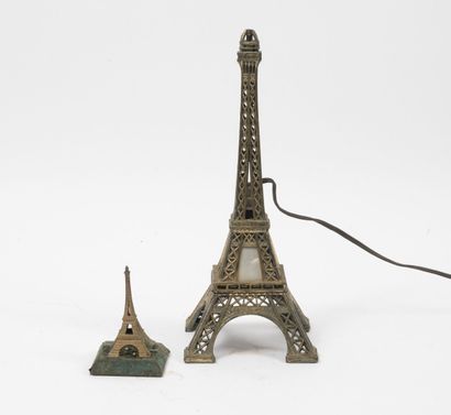 null Lampe de table en métal en forme de Tour Eiffel.
H. : 30 cm.
Usures et oxydations.
ON...